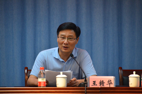 学校党委副书记王赣华主持会议 太阳集团2007